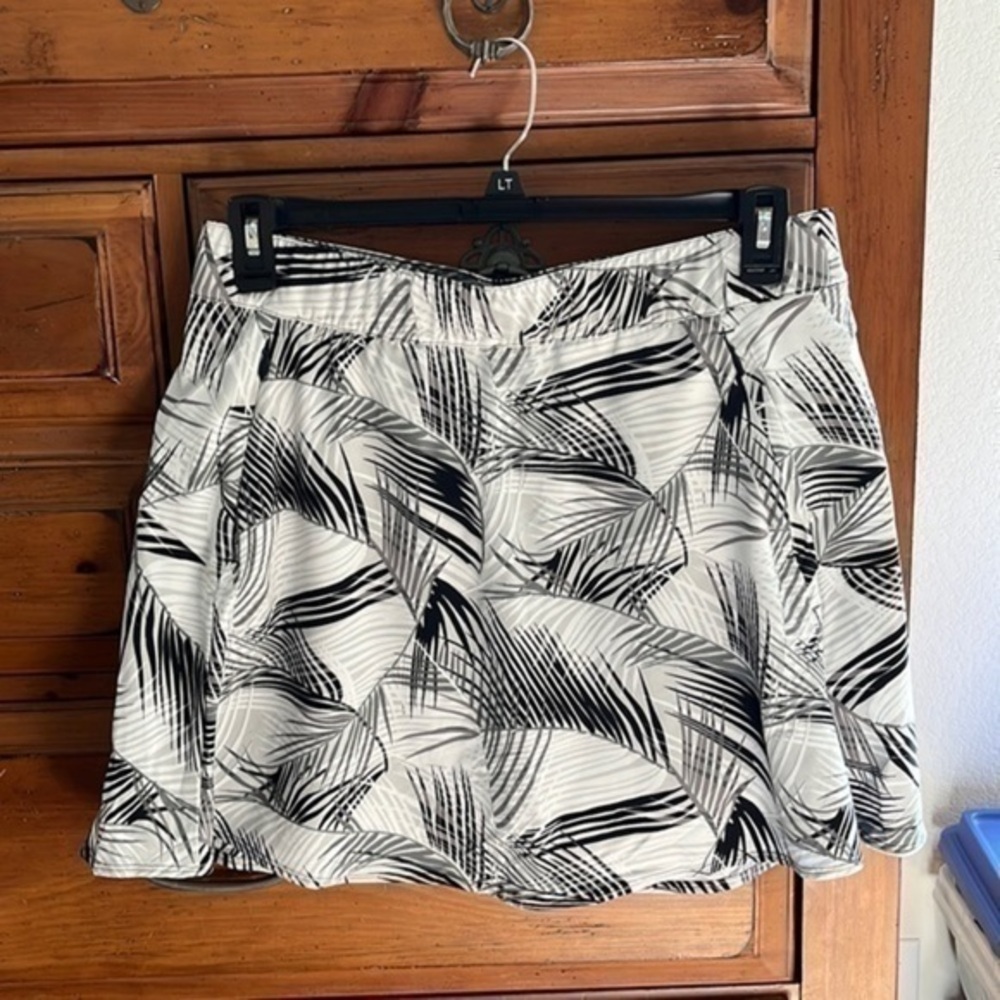 Talbots Women’s black and white palm leaves skort size large